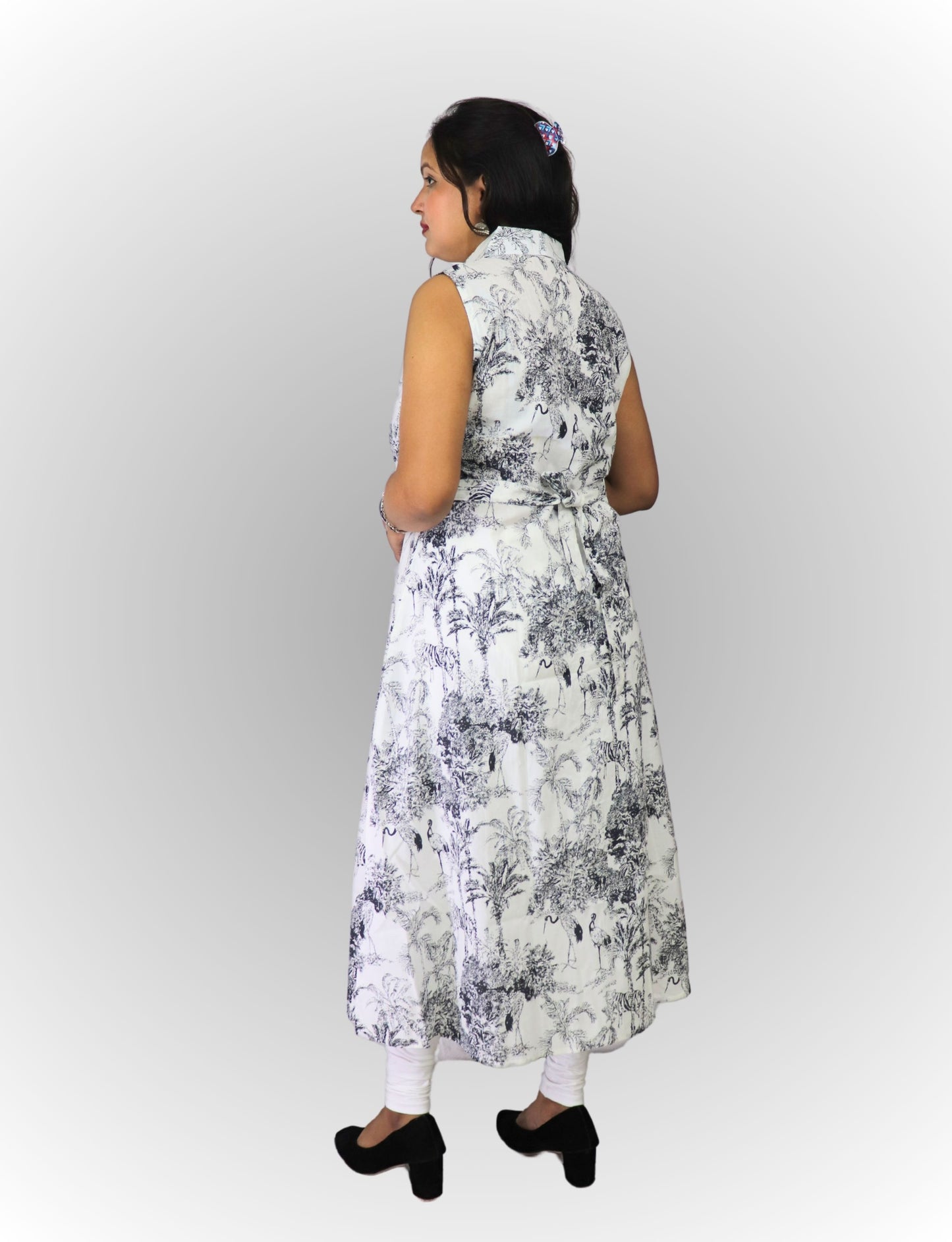 Vedickulture Sleeveless Floral Print Long A-line Kurties, White and Grey Pattern, Collared Neck with Belt