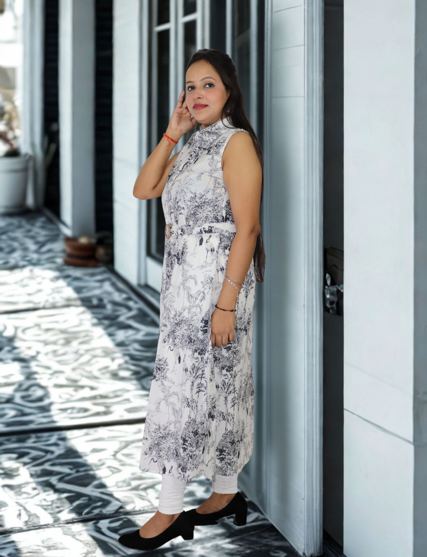 Vedickulture Sleeveless Floral Print Long A-line Kurties, White and Grey Pattern, Collared Neck with Belt