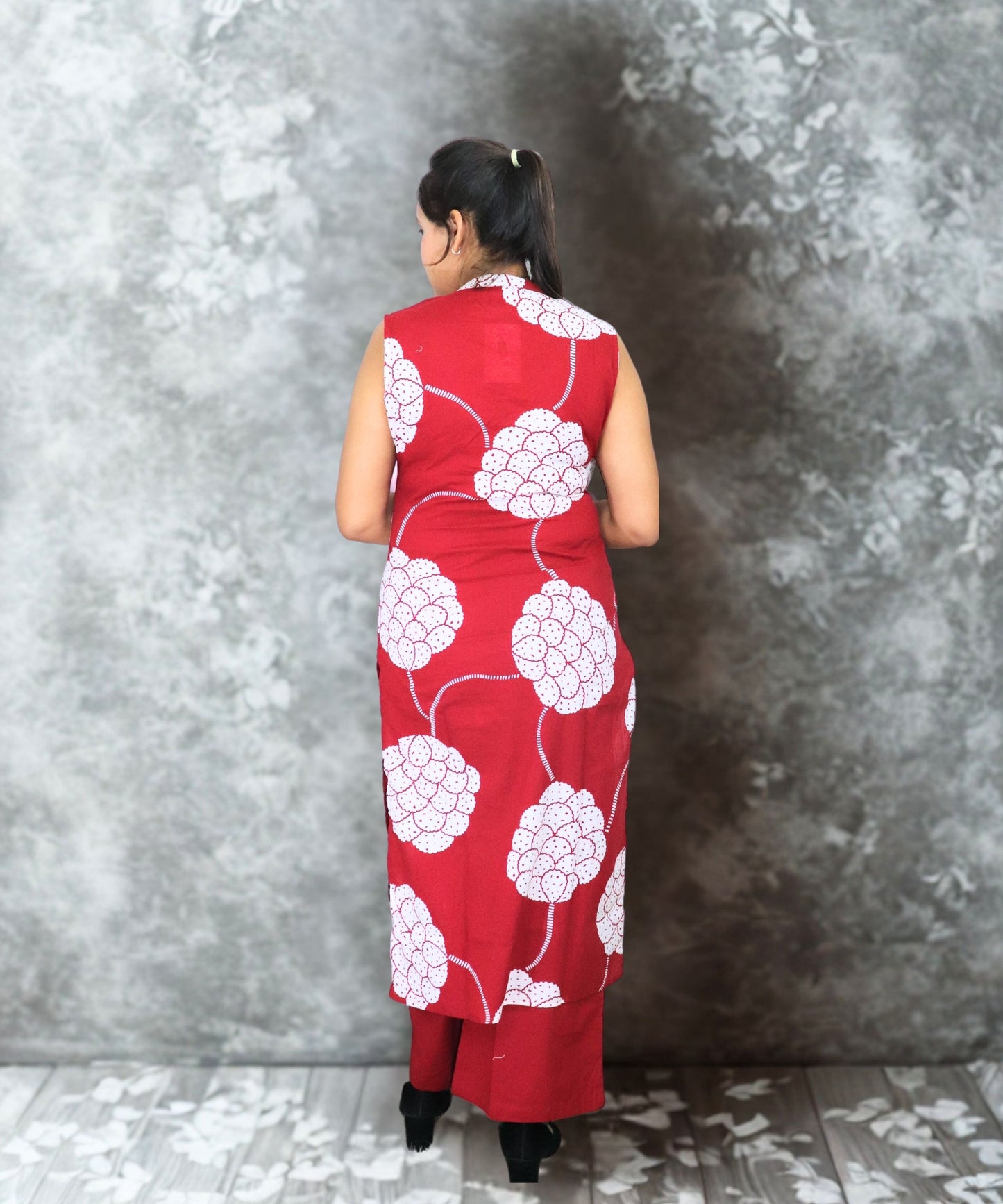 Women's Floral Print Cotton Kurta Set with Mandarin Collar, Sleeveless, Red and White