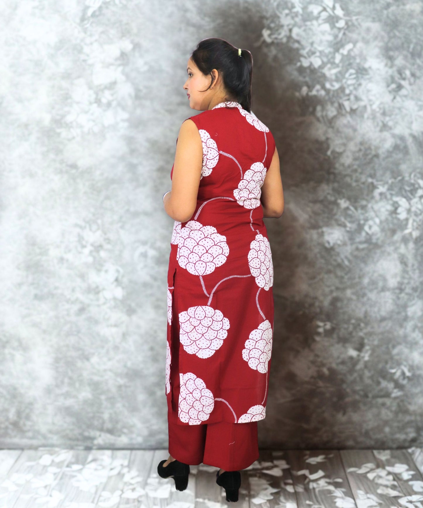 Women's Floral Print Cotton Kurta Set with Mandarin Collar, Sleeveless, Red and White