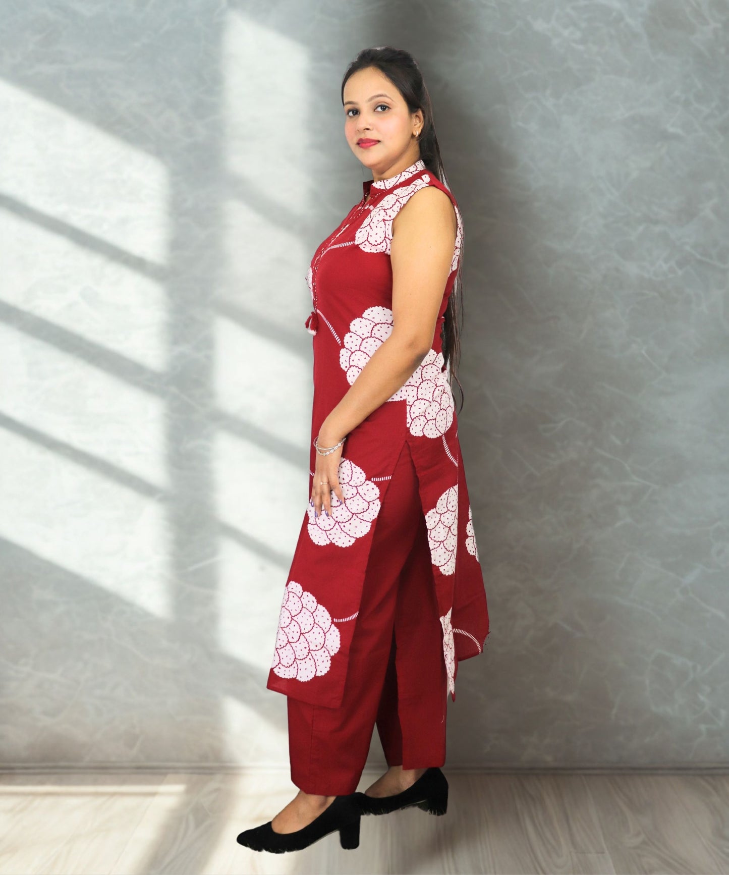Women's Floral Print Cotton Kurta Set with Mandarin Collar, Sleeveless, Red and White