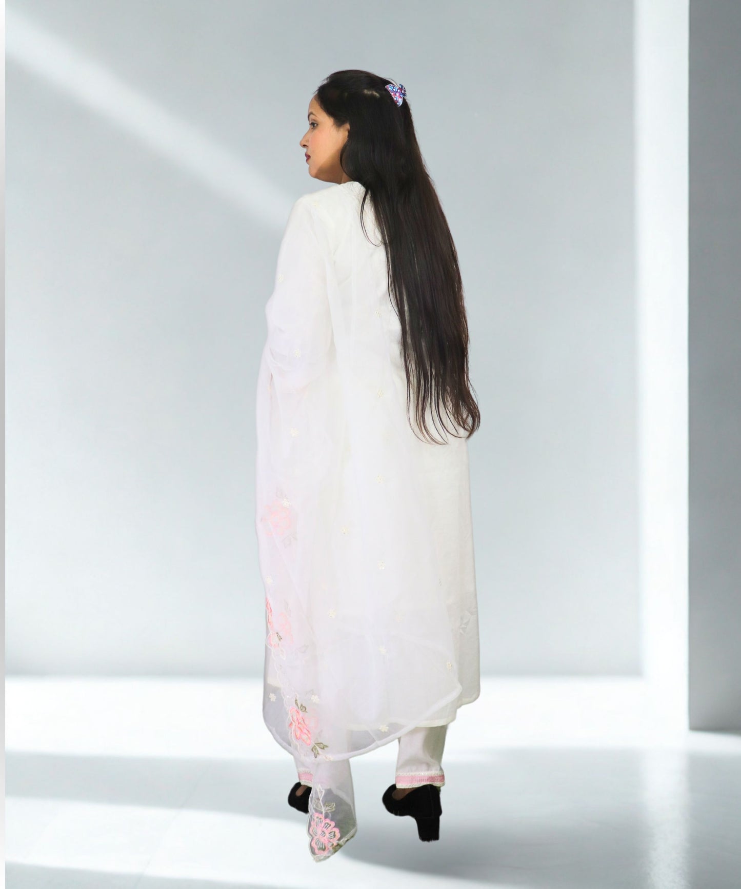 White Cotton Chikankari Kurta Set with Floral Embroidery, Full Sleeves, Straight Fit